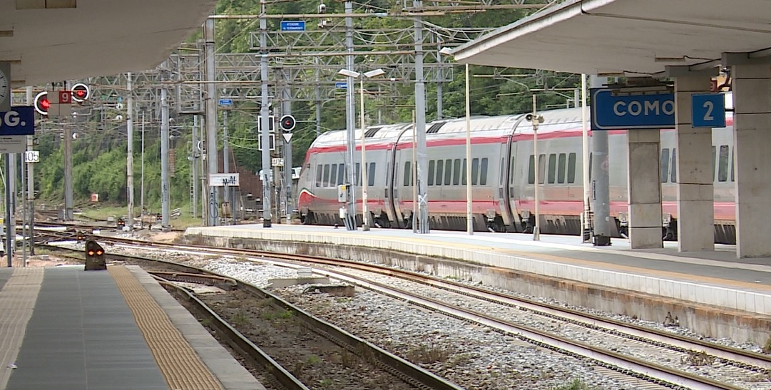 Mattinata di caos per i pendolari comaschi, ritardi e cancellazioni per un guasto (ora risolto)