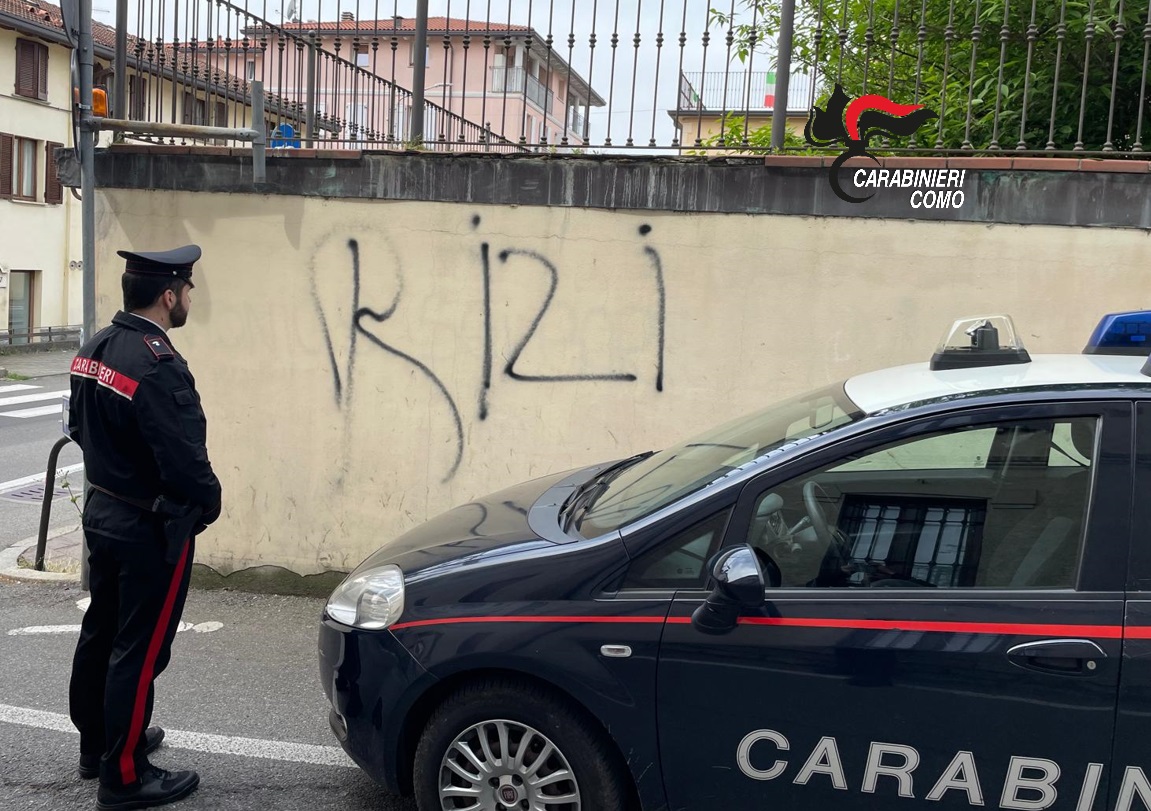 Olgiate Comasco, imbratta i muri del Comune. 26enne denunciato