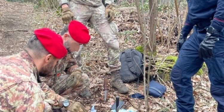 controlli dei carabinieri nei boschi di Fino Mornasco