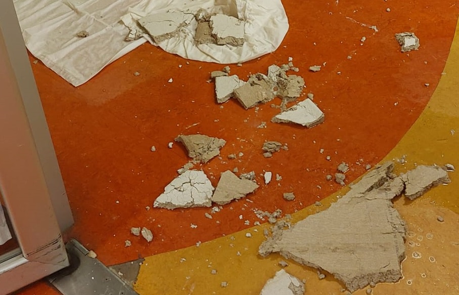 Como, crolla il controsoffitto dell’asilo nido di via Palestro. Paura e disagi per i bambini: le immagini