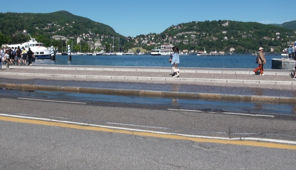 Lungolago di nuovo allagato nonostante il sole: una corsia chiusa e poi riaperta dalla polizia locale
