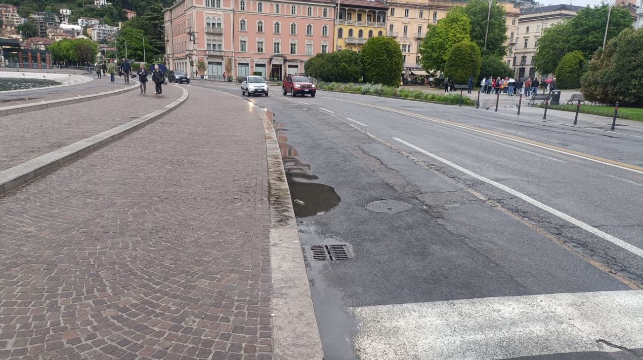 Piogge e temporali allagano il Lungolago: chiusa e poi riaperta una corsia davanti a piazza Cavour