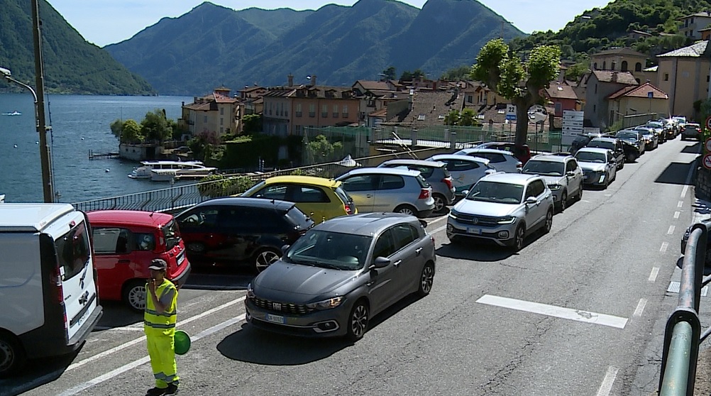 Statale Regina, di nuovo code e rallentamenti. Senso unico alternato a Sala Comacina per far defluire il traffico