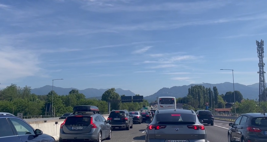 Autostrada A9, ancora code e rallentamenti. Nuovi disagi per gli automobilisti, traffico sostenuto anche in città
