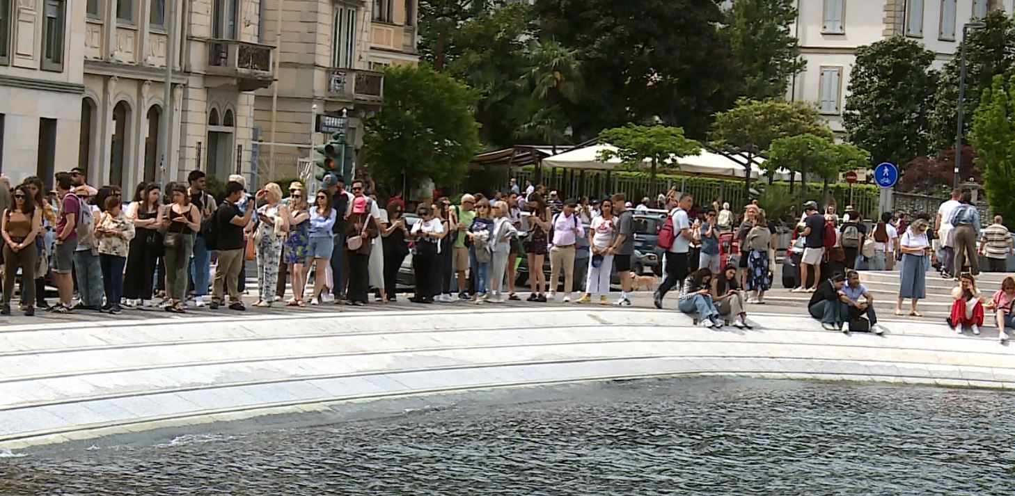 coda di turisti alla navigazione