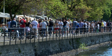 turisti a como in viale geno