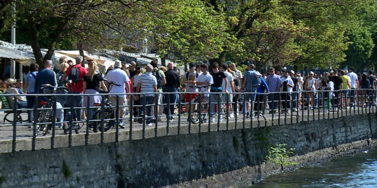 turisti a como in viale geno