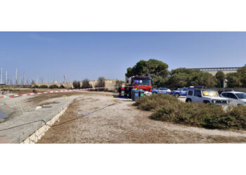 Qualcuno avrebbe provato a fermarlo mentre entrava in mare