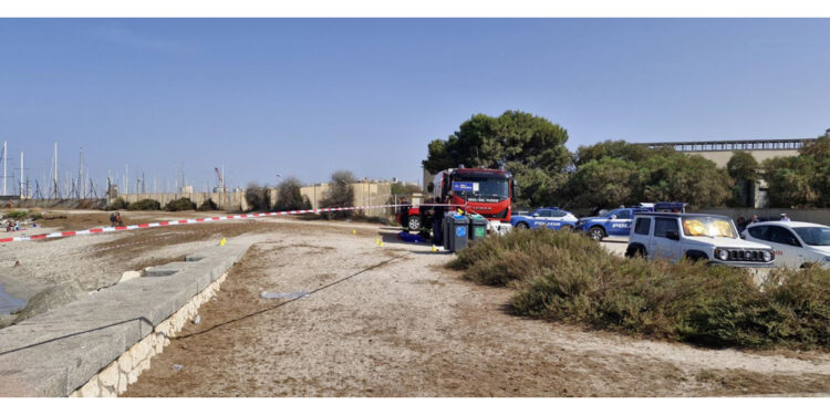 Qualcuno avrebbe provato a fermarlo mentre entrava in mare