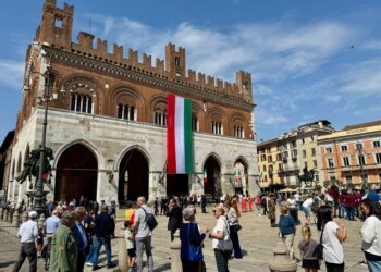Srotolato in piazza Cavalli per i festeggiamenti ricorrenza