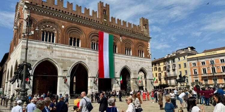 Srotolato in piazza Cavalli per i festeggiamenti ricorrenza