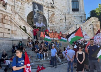 Una mini bara con missile in contro-manifestazione a Cagliari