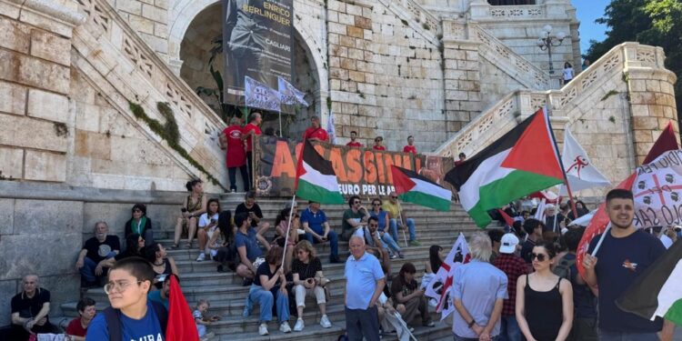 Una mini bara con missile in contro-manifestazione a Cagliari