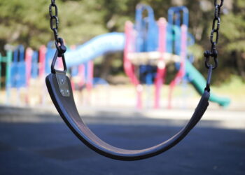 Madre denuncia il caso. Per agenti era pericolo per altri bimbi