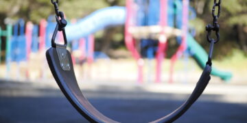 Madre denuncia il caso. Per agenti era pericolo per altri bimbi