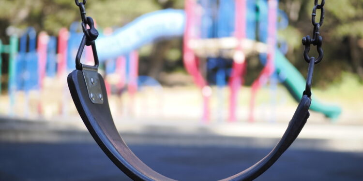Madre denuncia il caso. Per agenti era pericolo per altri bimbi
