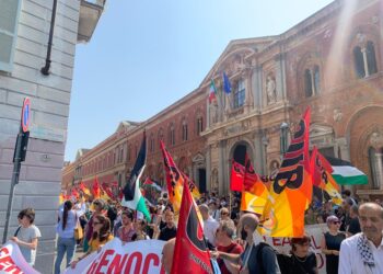 Per le strade del centro circa un migliaio di manifestanti