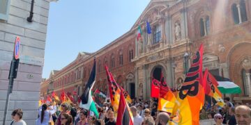 Per le strade del centro circa un migliaio di manifestanti