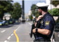 Due i feriti. Polizia: 'Cittadina bulgara con problemi mentali'