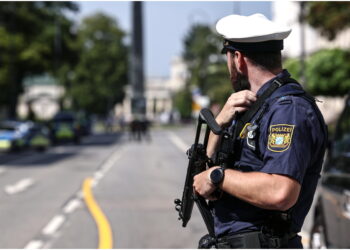 Due i feriti. Polizia: 'Cittadina bulgara con problemi mentali'