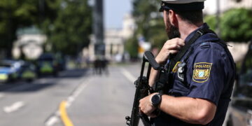 Due i feriti. Polizia: 'Cittadina bulgara con problemi mentali'