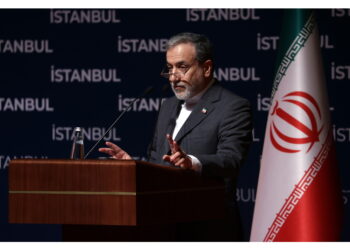 Ministro Iran evasivo su stop traffico commerciale nello Stretto