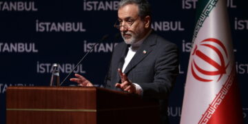 Ministro Iran evasivo su stop traffico commerciale nello Stretto