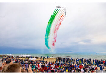 La spiaggia diventa immensa platea per lo spettacolo
