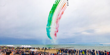 La spiaggia diventa immensa platea per lo spettacolo