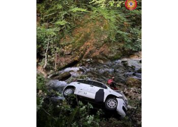 È stata issata con corde dal soccorso alpino: non è in pericolo