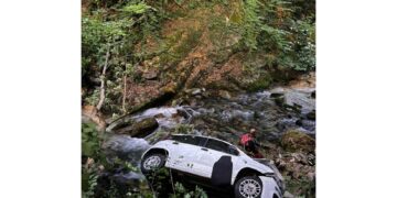 È stata issata con corde dal soccorso alpino: non è in pericolo