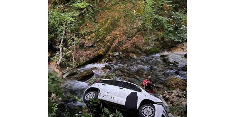 È stata issata con corde dal soccorso alpino: non è in pericolo
