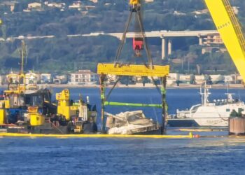 Le gru fanno riemergere interamente il mega yacht