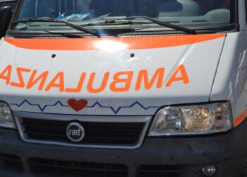 La piccola stava giocando in acqua e avrebbe avuto un malore