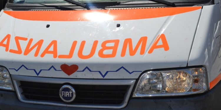 La piccola stava giocando in acqua e avrebbe avuto un malore