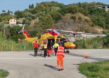 Giunto in eliambulanza da Sapri: lesioni a testa