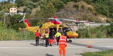 Giunto in eliambulanza da Sapri: lesioni a testa