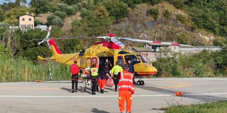 Giunto in eliambulanza da Sapri: lesioni a testa