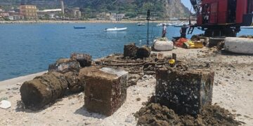 Rimossi oltre 50 "corpi morti" e più di due chilometri di catene