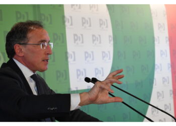 Loro divisi ci provocano