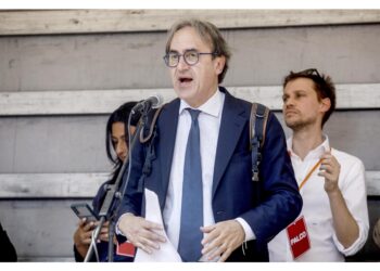 Deve uscire dalle tenebre delle trame