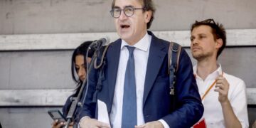 Deve uscire dalle tenebre delle trame