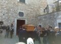 In chiesa la moglie e le due figlie