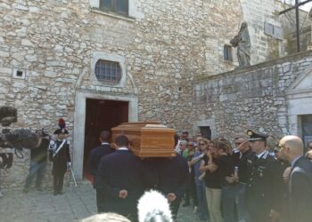 In chiesa la moglie e le due figlie