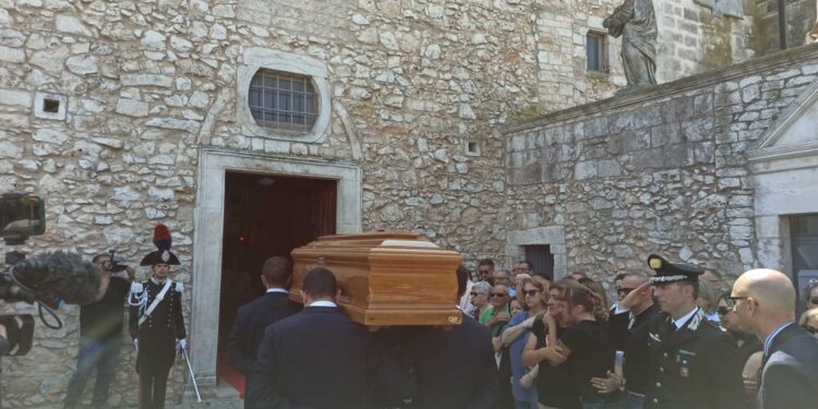 In chiesa la moglie e le due figlie