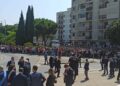 Assiepati in strada che conduce alla chiesa. Atteso Mattarella