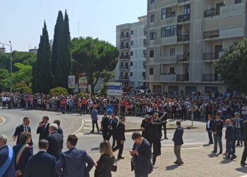 Assiepati in strada che conduce alla chiesa. Atteso Mattarella