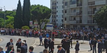 Assiepati in strada che conduce alla chiesa. Atteso Mattarella