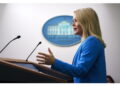 La portavoce Leavitt in un briefing con la stampa