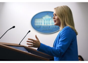 La portavoce Leavitt in un briefing con la stampa